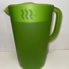 Rubbermaid Plastic Pitcher 1 Gallon Lime Green USA - VINTAGE