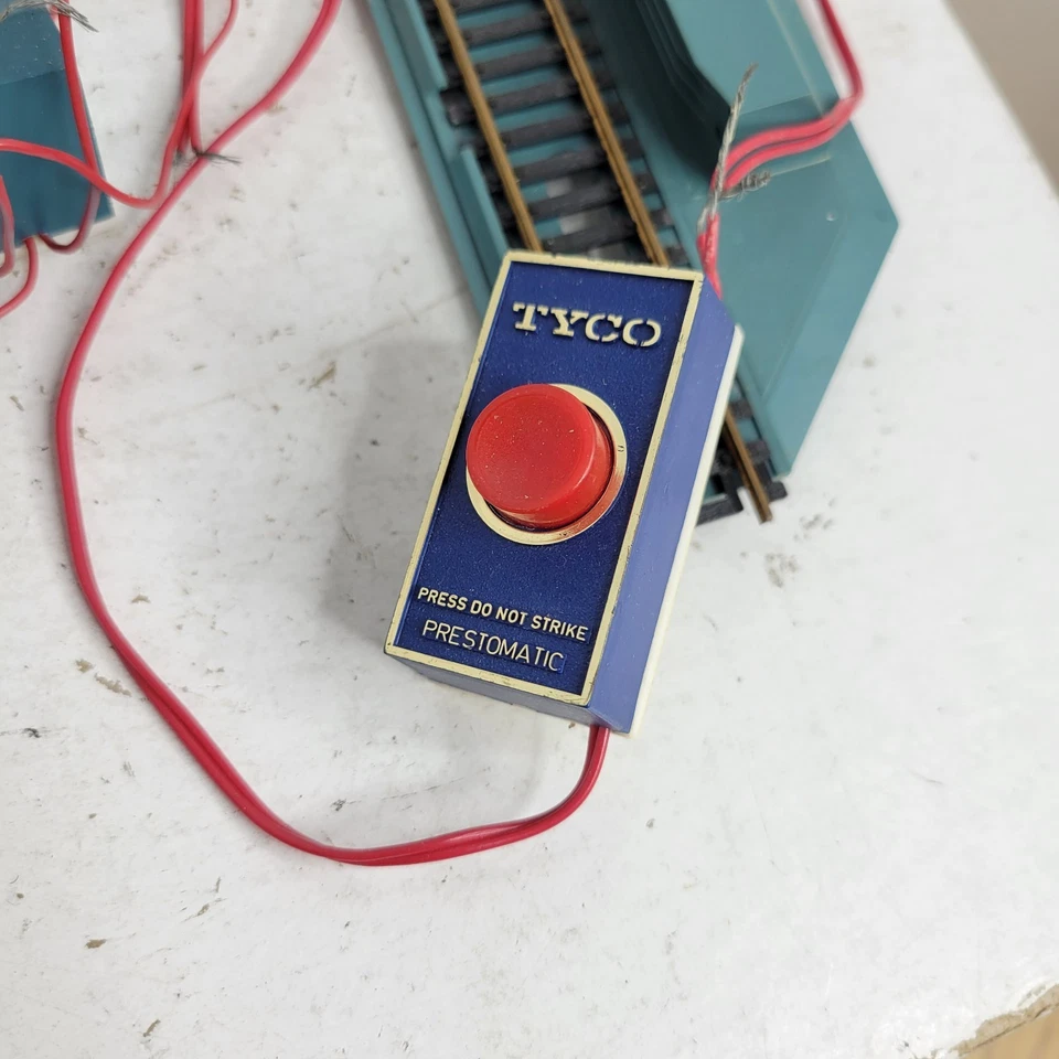Vintage HO Scale Tyco Prestomatic Activated Track Section and Controller HK  - Image 2 of 4