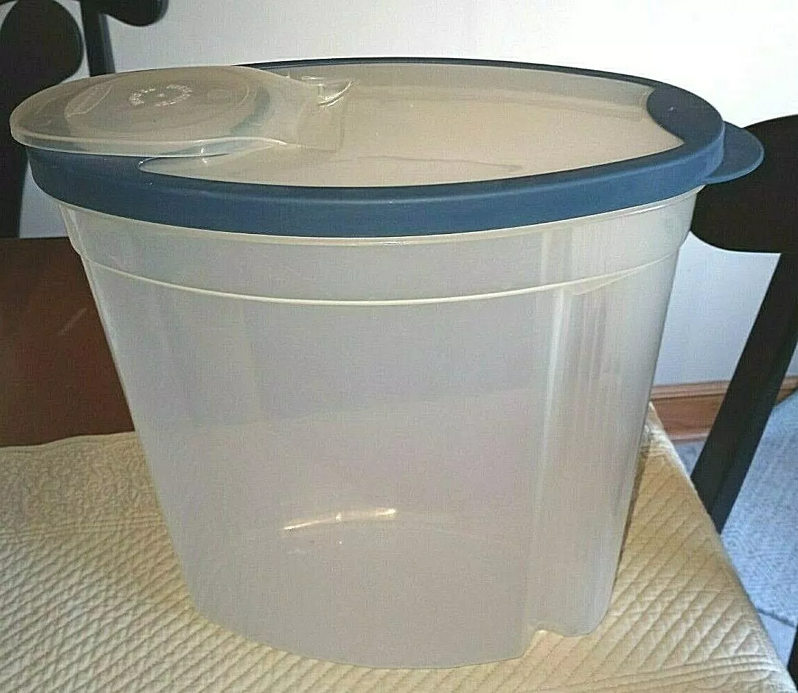 Rubbermaid pet food storage 2025