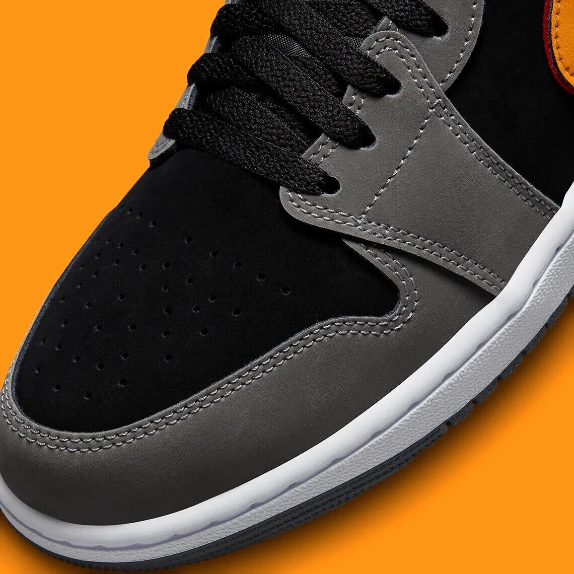 スニーカー Nike Air Jordan 1 Low SE Light Graphite Vivid Orange The Air Jordan 1 Low SE Light Graphite Vivid Orange Cardinal