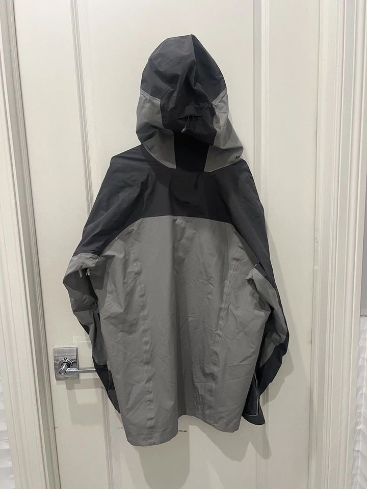 Patagonia Gore-tex Pro Rain Jacket Hard Shell XL Size. Gray Black - Image 2 of 4