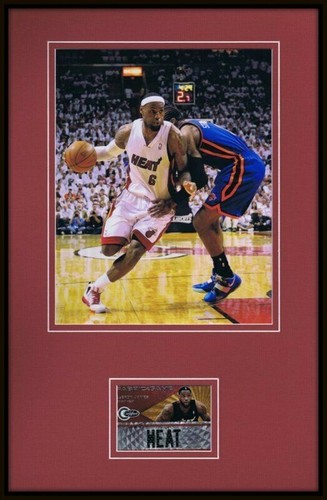 Photo encadrée 11x17 Lebron James + 2010 tissu feuille matériau porté par le jeu 1/299 chaleur - Photo 1 sur 1