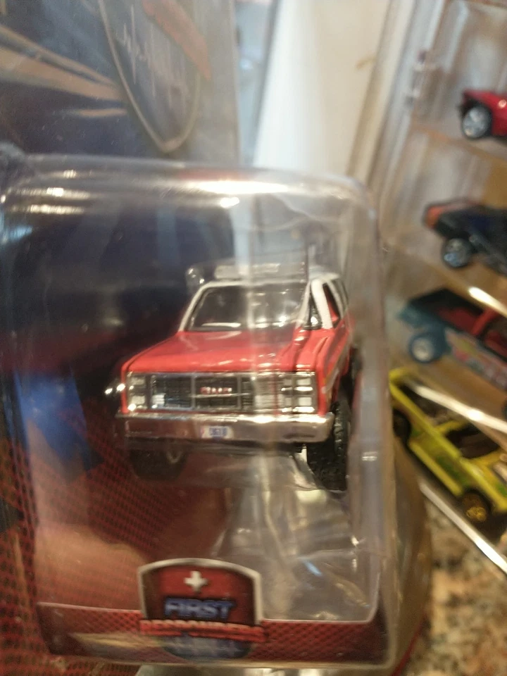 Greenlight 1987 GMC Jimmy "FDNY M.E.U" Red & White 1/64 Diecast Model 67060 A - Image 3 of 4