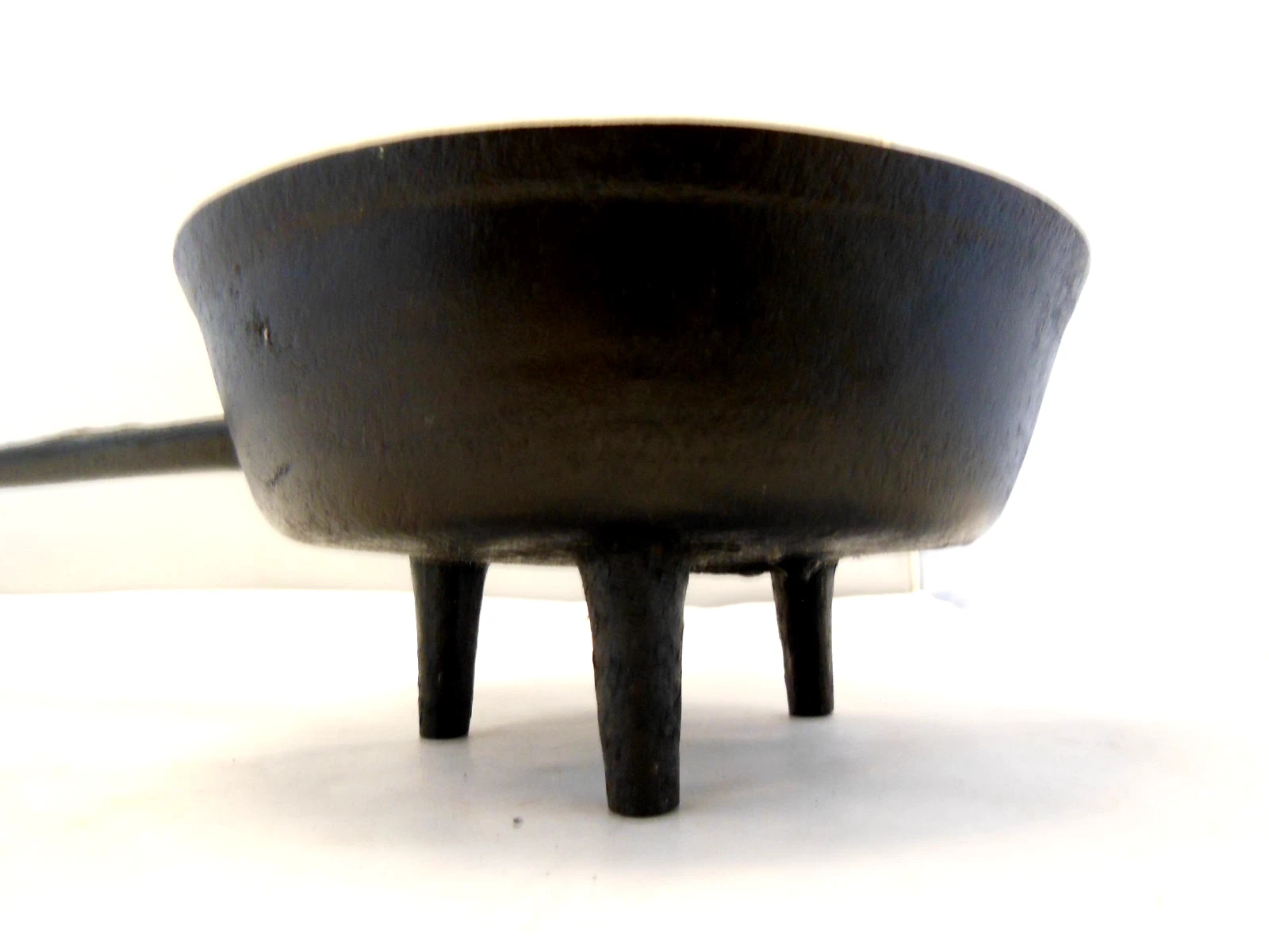 ANTIQUE VTG CAST IRON SPIDER 3 FOOTED 8 1/4"" FRYING PAN SKILLET w/ GATE MARK
Opens in a new window