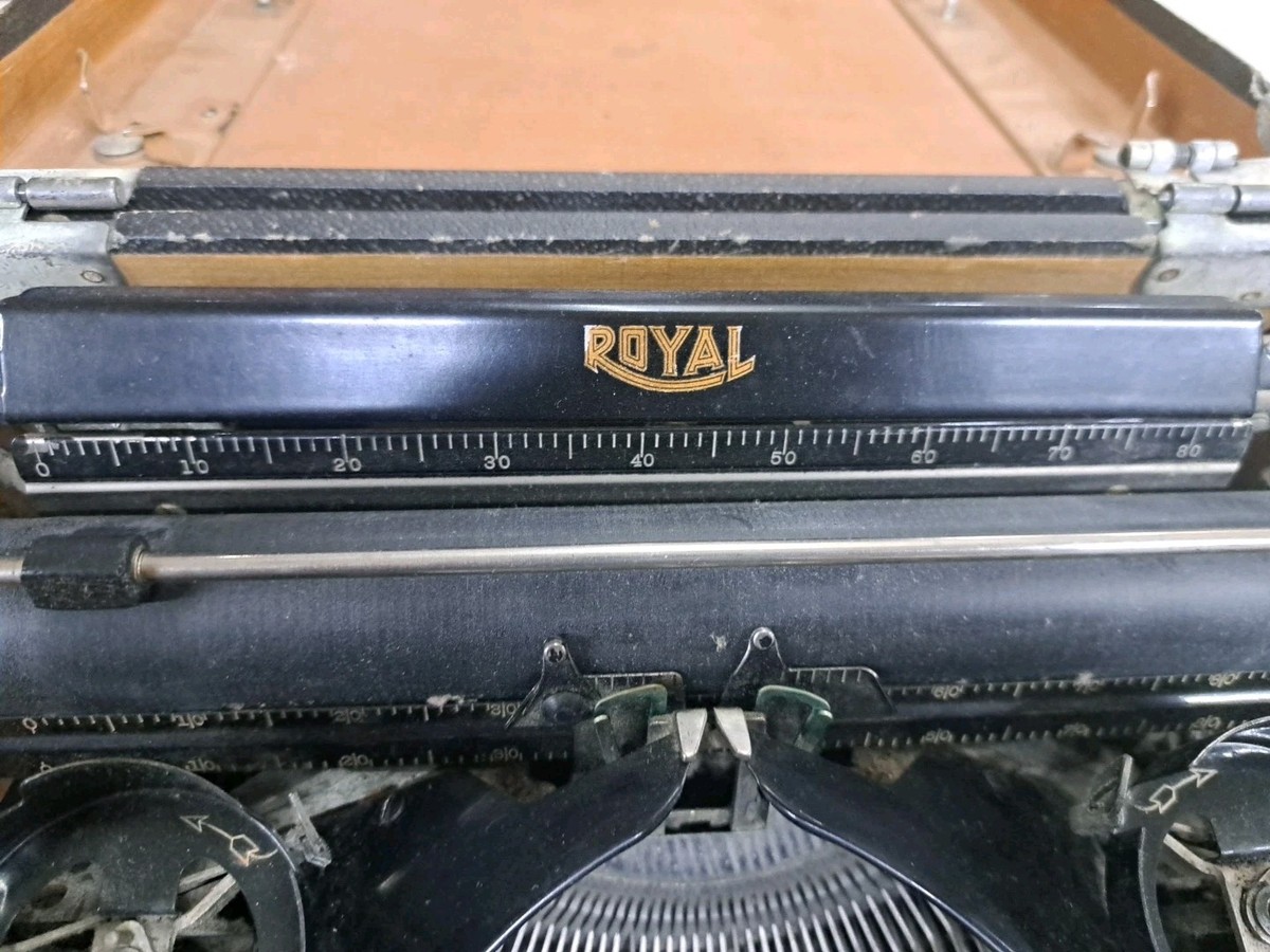 Antique Vintage Royal Wood Grain Finish Portable Typewriter w