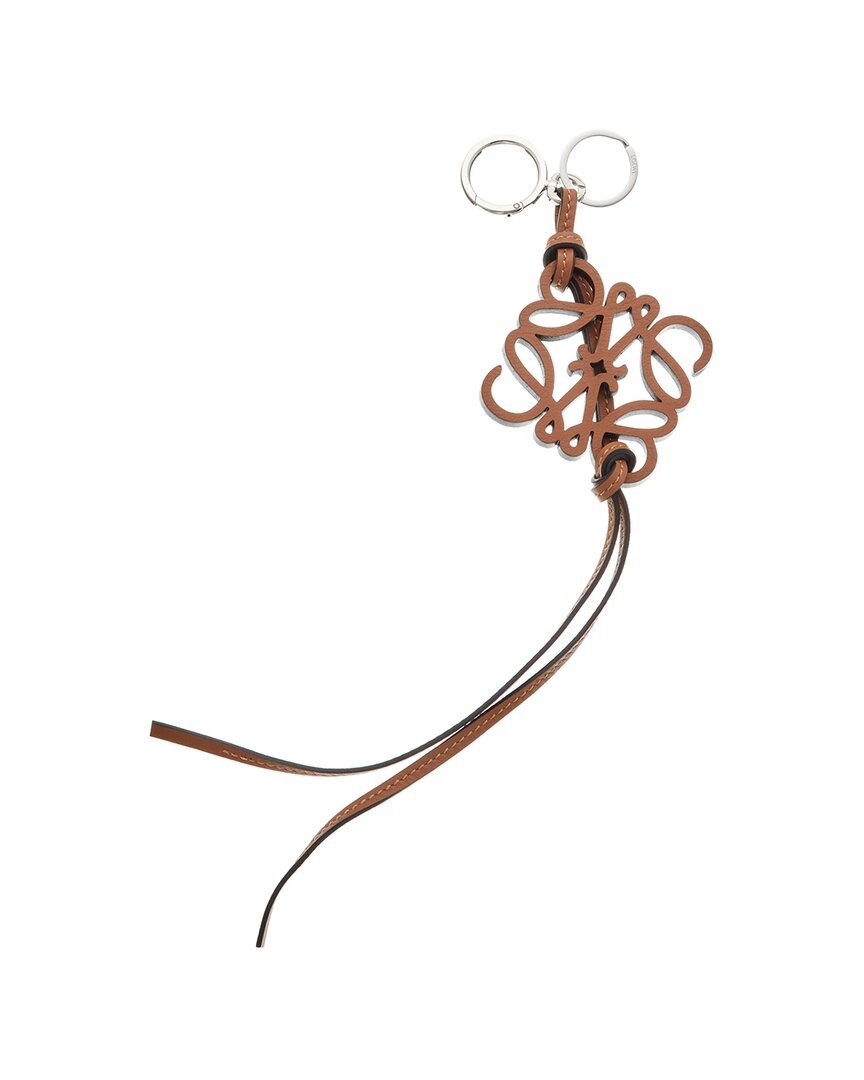 Кожаный шарм Loewe Anagram Женский коричневый 69690₽