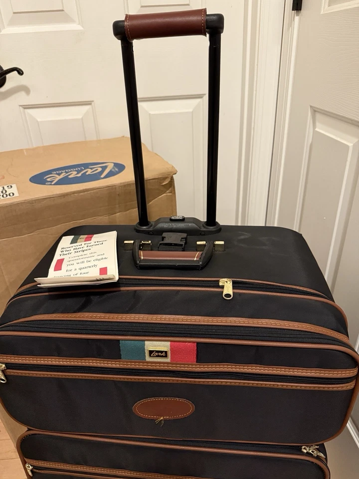 Maleta Equipaje Vintage Lark Negra Cuadrada 2 Ruedas Grande 27" + CAJA Original Foto 3 de 4