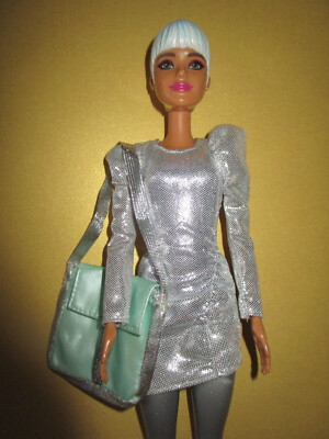B1481) ATTRAKTIVE COLOR REVEAL BARBIE MATTEL 2021 SILBERNES KLEID+SCHUHE+TASCHE