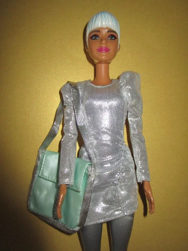 B1481) ATRACTIVO COLOR REVELAR BARBIE MATTEL 2021 VESTIDO PLATA+ZAPATOS+BOLSO