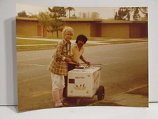 FOTOGRAFÍA ENCONTRADA VINTAGE DE LOS AÑOS 80 ARTE EN COLOR FOTO ANTIGUA MEXICANO HELADO HOMBRE PALETA
