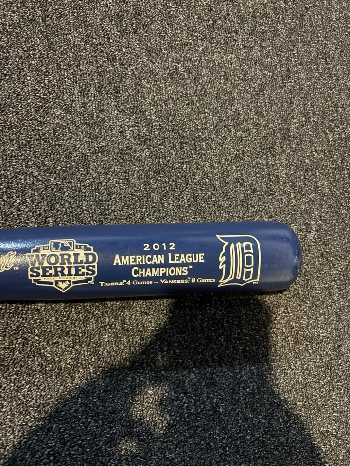 Bate conmemorativo de los campeones de la Liga Americana de los Tigres de Detroit 2012 (#243 hecho en 2012) Foto 2 de 4