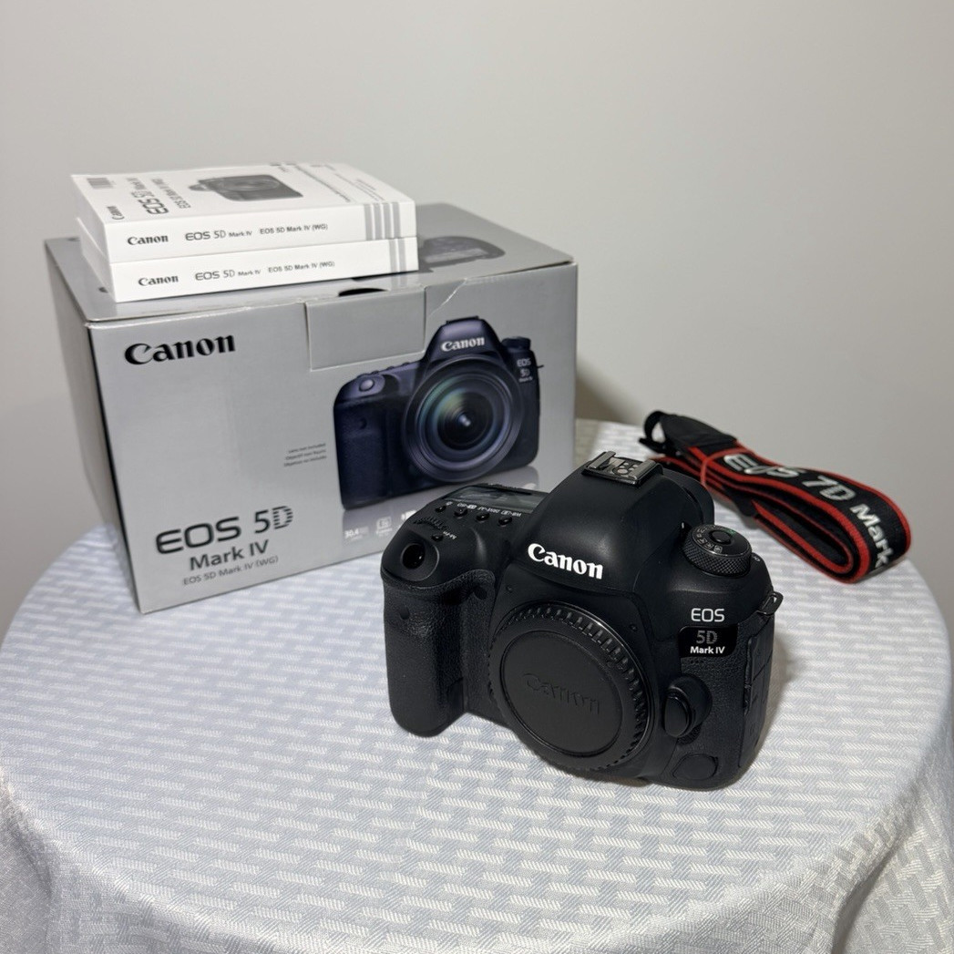 Canon EOS 5D Mark IV Digital SLR Camera Body Only 30.4MP with 2 batteries