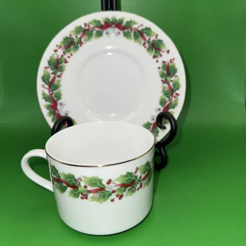 SANGO WHITE CHRISTMAS 8415 HOLLY BERRIES Cup And Saucers Set of 4