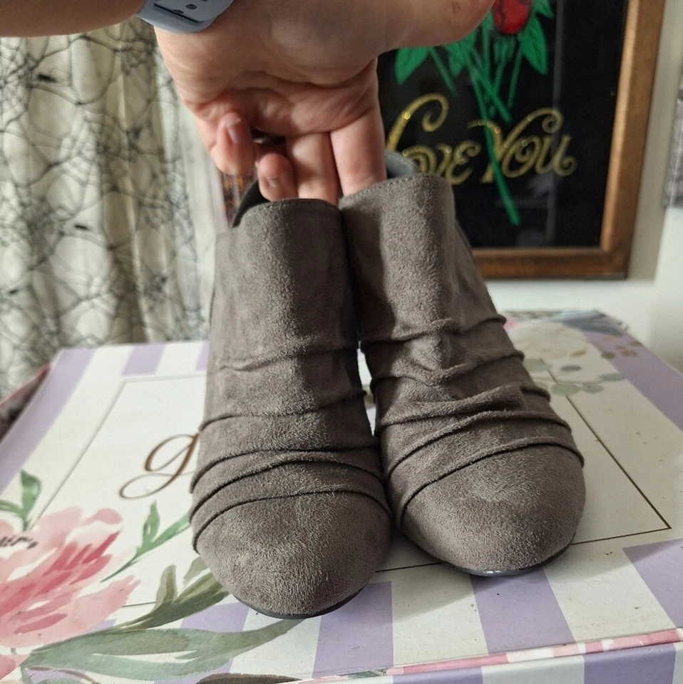 Laura Ashley gray ankle boots with heels size 7B - Image 3 of 4