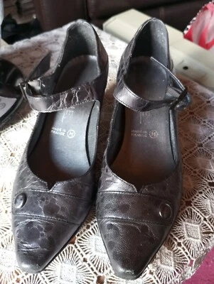 Chaussures femmes petit talon T 37 avec boucle - Photo 1/4
