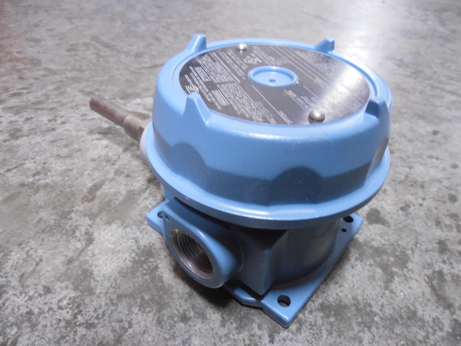 USED United Electric Controls C120120 Hazardous Locations Thermostat 0