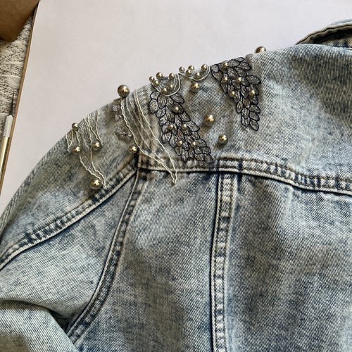 Chaqueta de Jeannim de lavado ácido adornada rosa talla L de los 80 Designs - Imagen 9 de 12