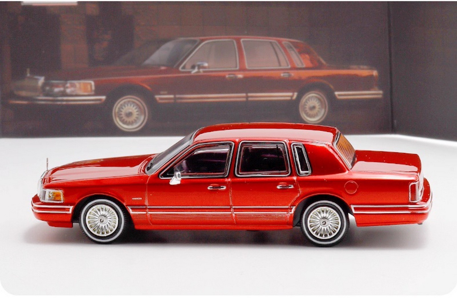 MK 1/64 1992 Lincoln Town Car Red Diecast Car Model Toy Collector