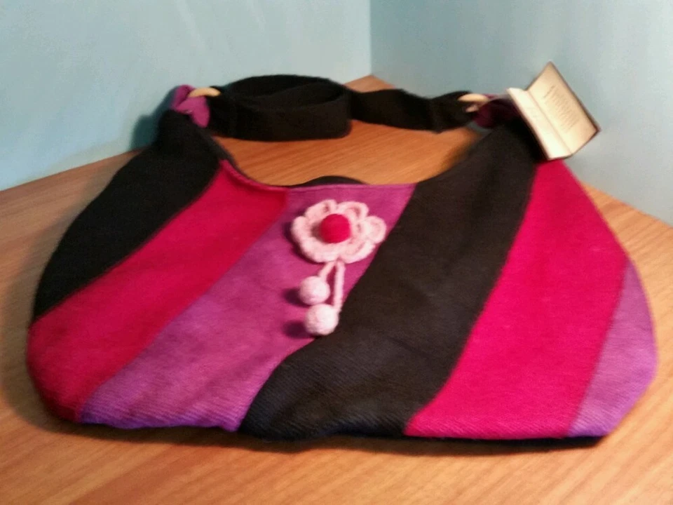 Bolso de Hombro Miraflores Miss Negro Rosa Púrpura Flores de los Andes Lana Novica Perú Foto 4 de 4