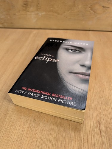 ECLIPSE ~ Stephenie Mayer ~ Twilight Saga Series Book ~ 2010 Paperback Edition - Picture 5 of 9