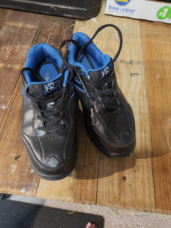 KR Strikeforce Bowling Shoes Youth Y-020 Size 4 Black And Blue