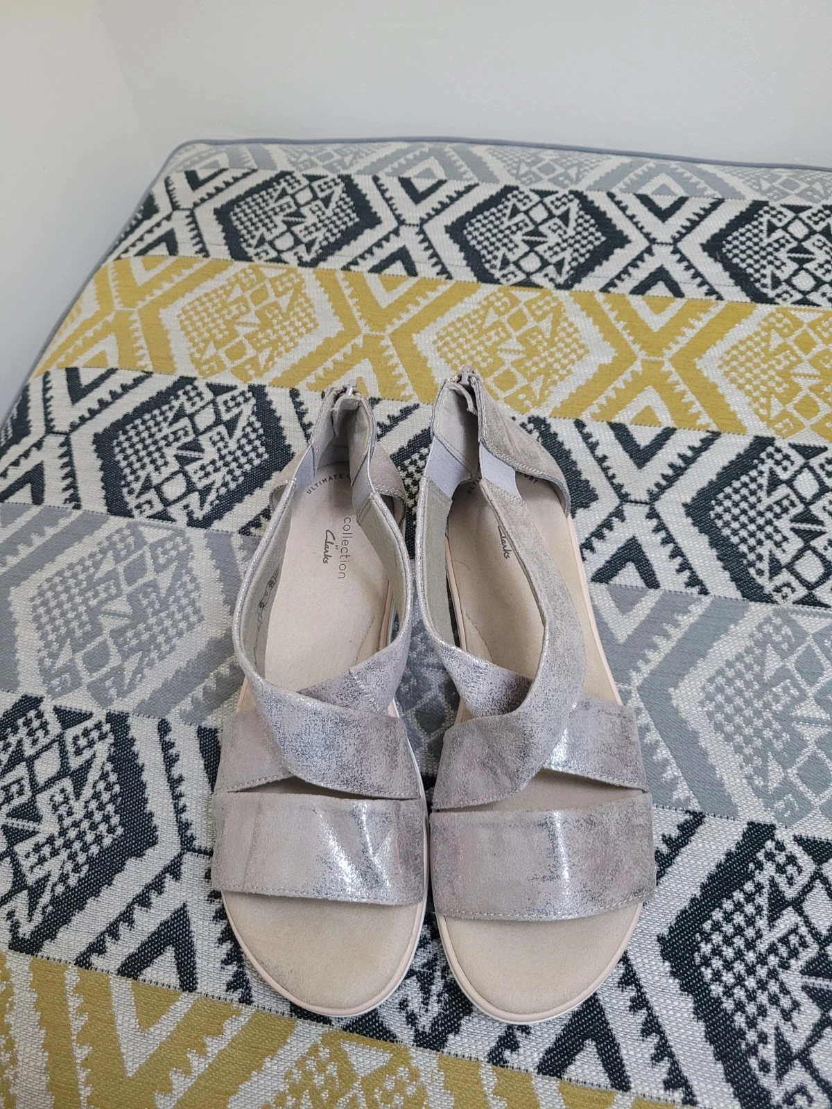 Sandali donna Clarks Jillan Rise zeppa usati in ottime condizioni taglia 7 EU 41 peltro bianco lucido