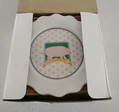 VINTAGE VANDOR COUNTRY PLATES COLLECTION - x4 PLATES. 1981 NEW IN ORIGINAL BOX. - Picture 15 of 17