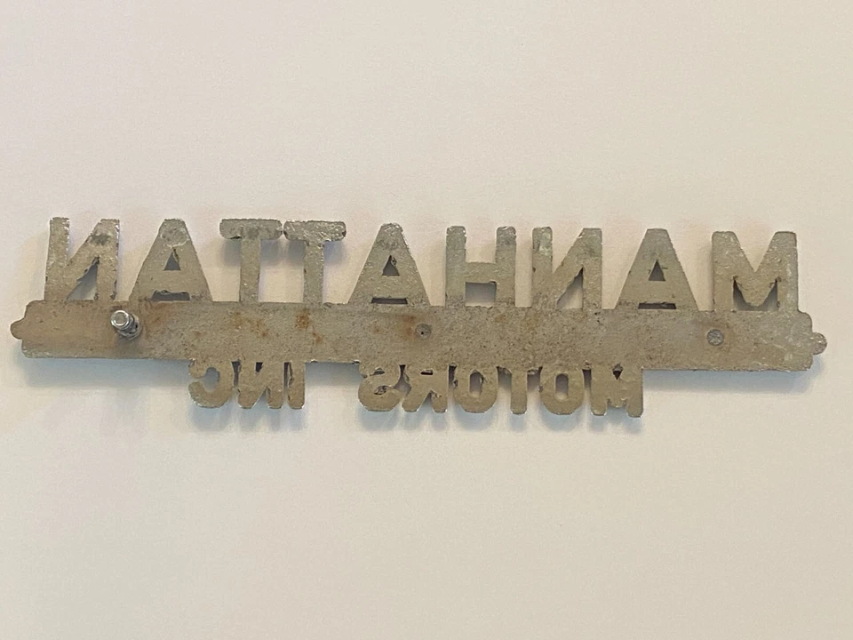 Etiqueta emblema insignia distribuidor de metal vintage Manhattan Nash Rambler Chicago Illinois Foto 2 de 2