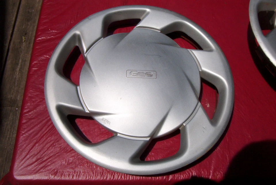 par de cubiertas de rueda direccionales OE 1991-93 Geo Storm 14 pulgadas, una LH, unaRH 3202 Foto 2 de 2