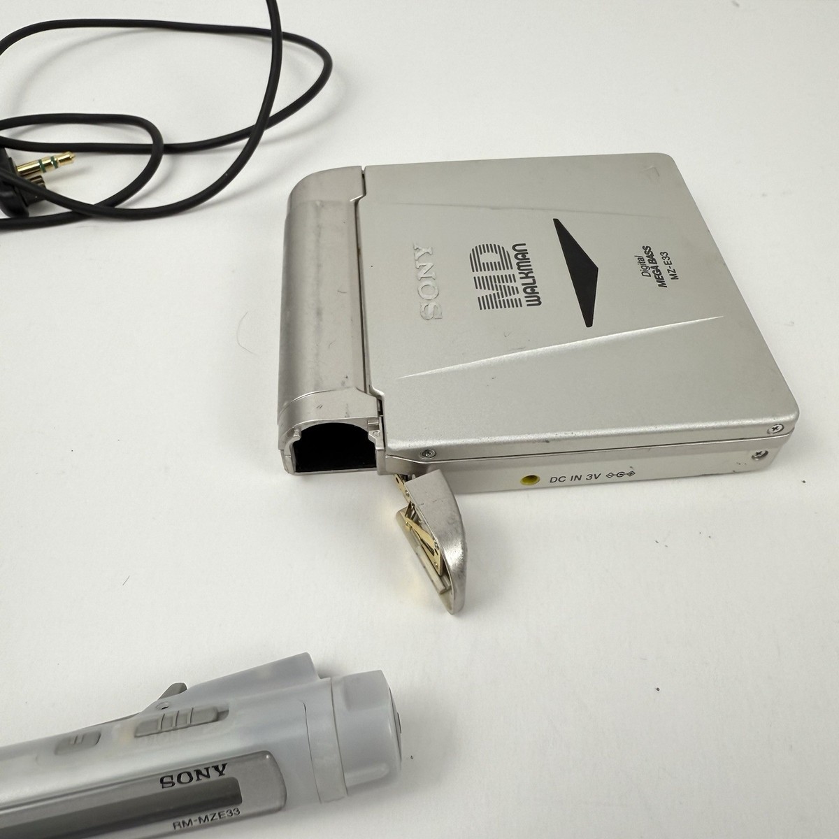 Sony Portable Minidisc Player Walkman MZ-E33 & Remote RM-MZE33