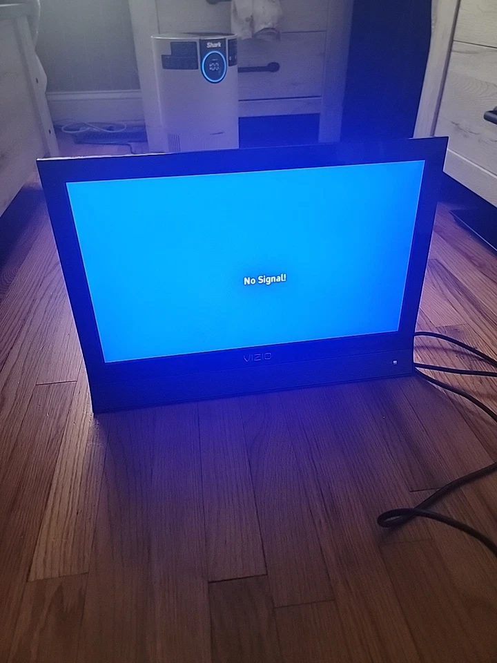 Retro Vizio TV 19 inch With Av And Hdmi - Image 4 of 4