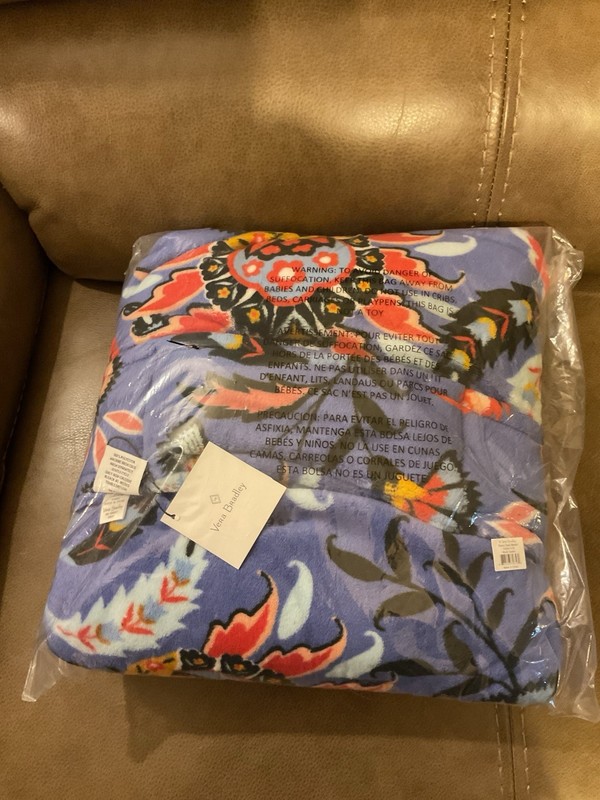 VERA BRADLEY "LISBON MEDALLION COOL" FLEECE TRAVEL BLANKET - 60" X 45" (NEW)