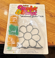 Makit  Bakit Stained Glass Flower Suncatcher Craft Kit Hanger 86-72503