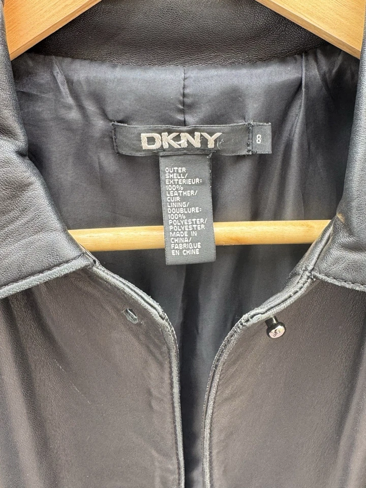 Gabardina de cuero negra para mujer DKNY talla mediana Foto 4 de 4
