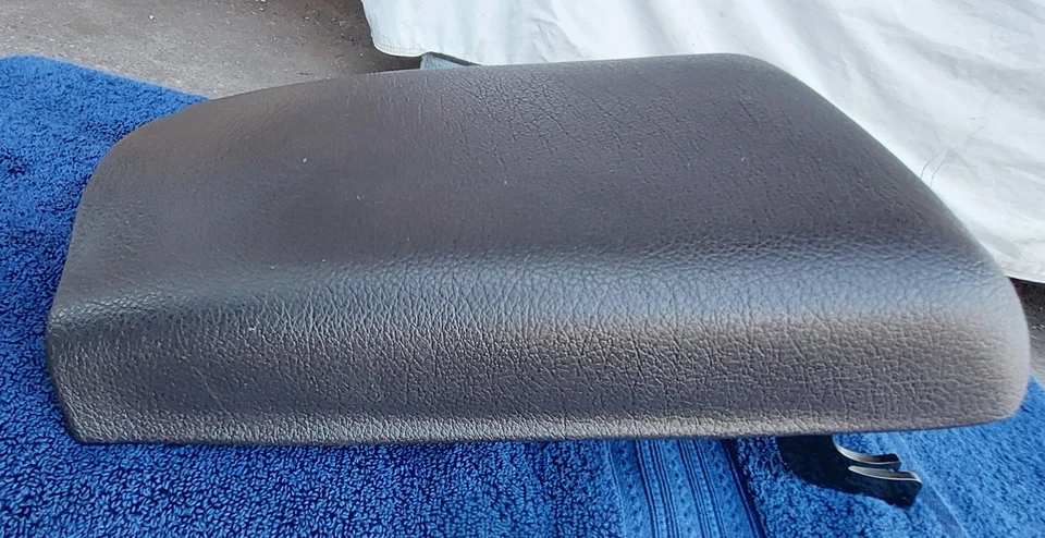 91-96 MITSUBISHI 3000GT CONSOLA CENTRAL REPOSABRAZOS COMPARTIMENTO DE ALMACENAMIENTO GRIS OSCURO Foto 2 de 4