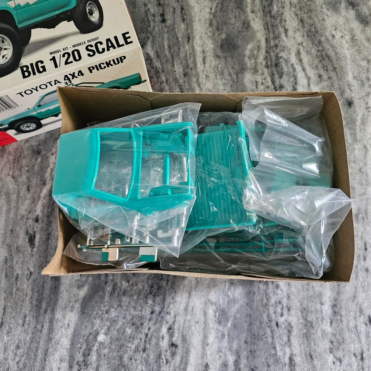 Lindberg Toyota 4x4 Pickup Truck 1/20 Scale Plastic Model Kit