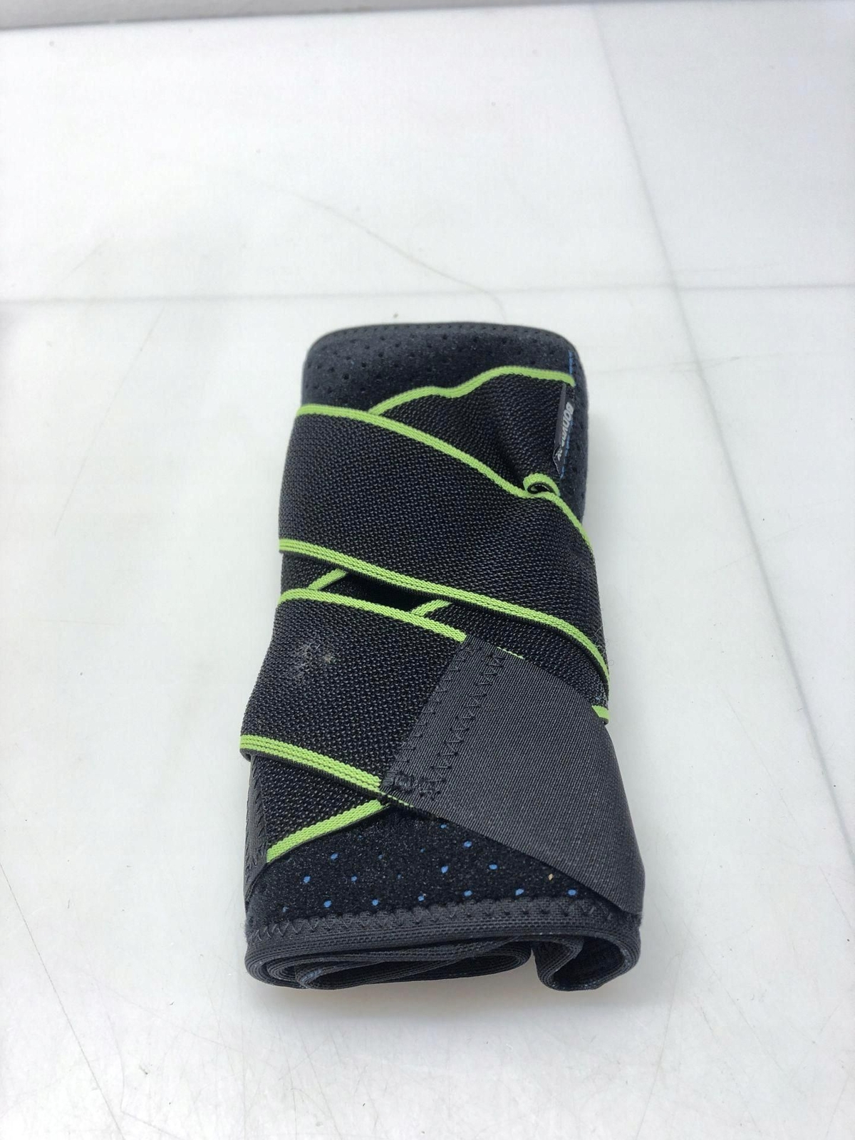 Bodyprox Kniebandage mit seitlichen Stabilisatoren und Gel-Pads fuer Kniescheibe