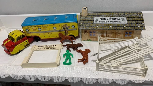 vintage Marx Roy Rogers horse hauler and bunk house, nice