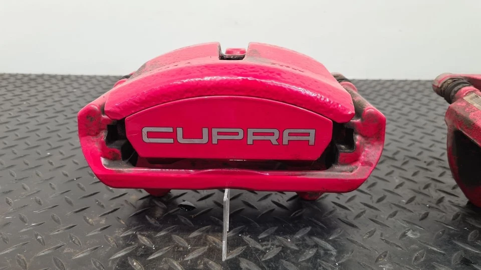 SEAT LEON MK3 (5F) (SE370) 2017 2.0 TSI FRONT BRAKE CALIPERS PAIR RED 5FA615123B - Image 2 of 4