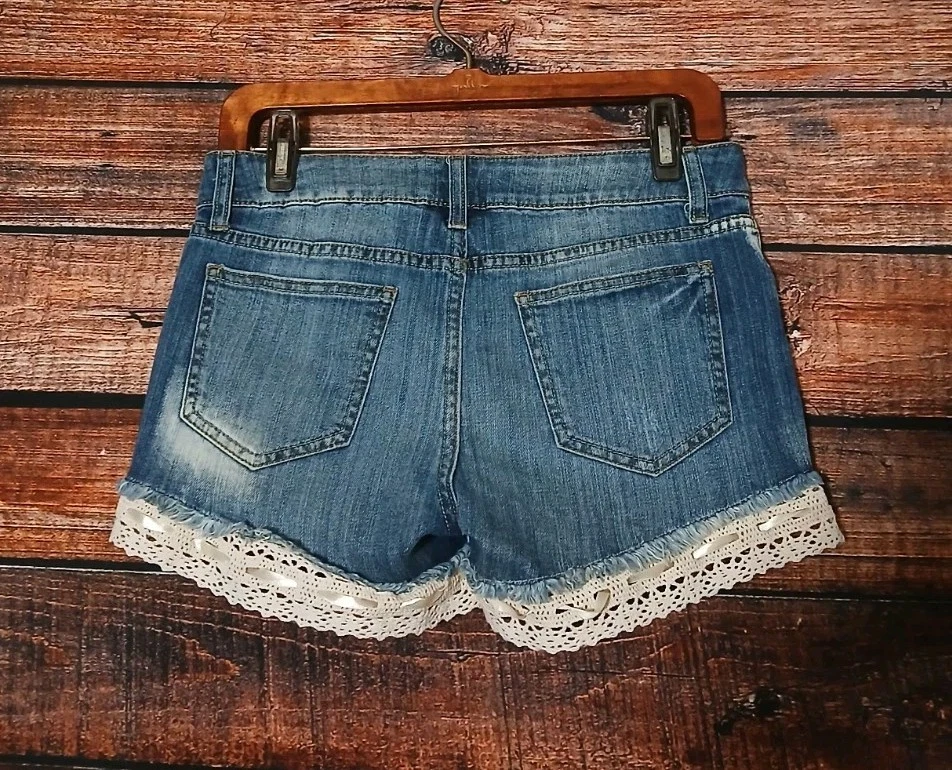 Pantalones Cortos Decree Jean Talla 7 Adornados Tiro Bajo Ribete de Encaje Lavado Oscuro Denim Elástico Foto 3 de 4