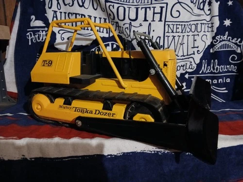 T-9  Mighty Tonka Bulldozer  (large,heavy) 1970s FREE SHIPPING