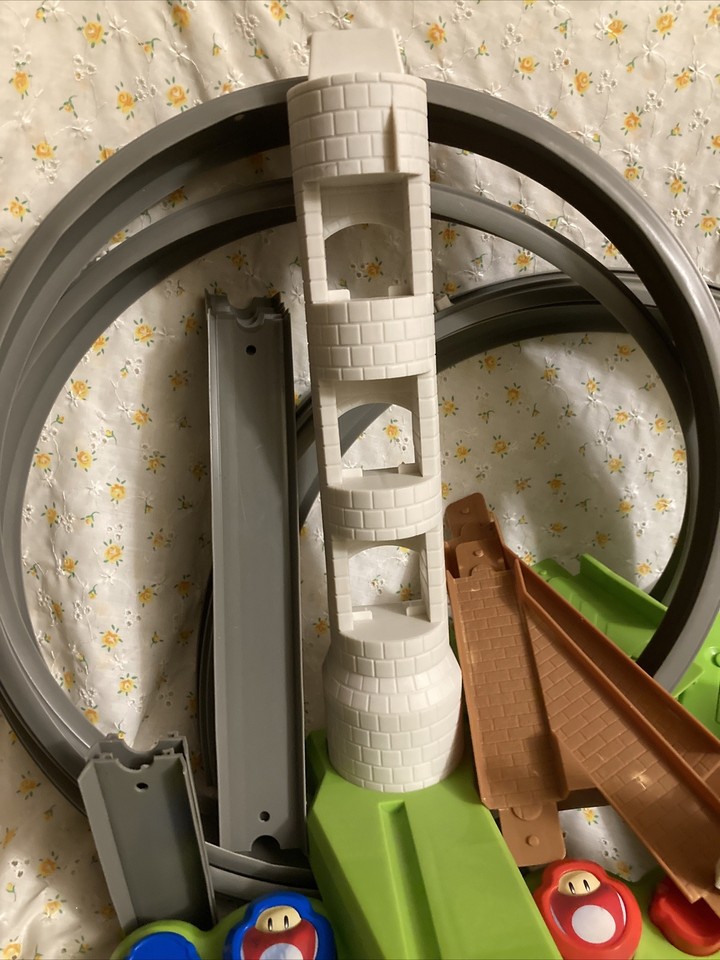 Hot Wheels GCP27 Mario Kart Circuit Track Set Great Condition