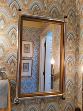 Błyszczące nowoczesne chrom i mosiężne lustro z połowy wieku w nieskazitelnym stanie.