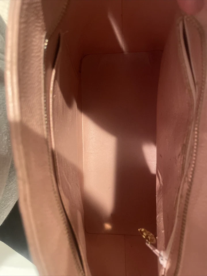 Bolsa tote Chanel acolchoada caviar medalhão - Imagem 3 de 4