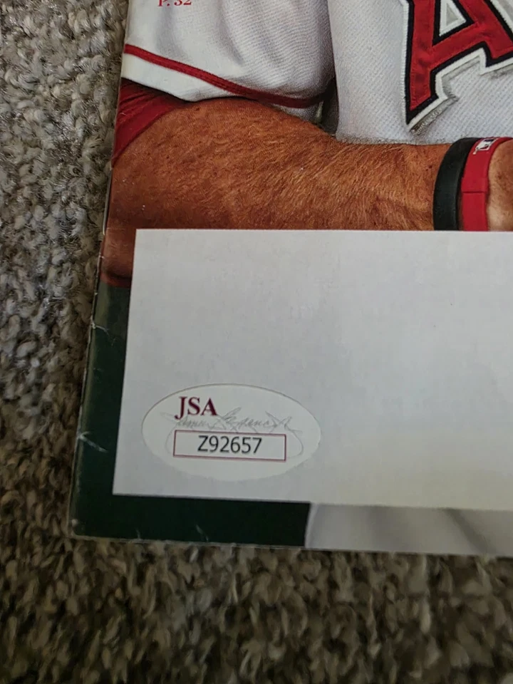 2 Mike Trout Firmado Sports Illustrateds JSA Y Más Allá Una Sombra De Una Trucha MLB Foto 2 de 4