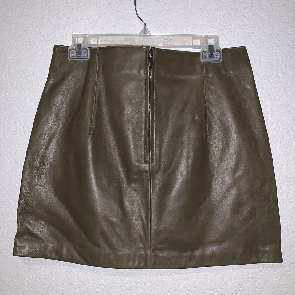 NUEVO CON ETIQUETAS ZARA MINIFALDA DE CUERO REAL OLIVA CON CREMALLERA TALLA PEQUEÑA $119 Foto 2 de 4