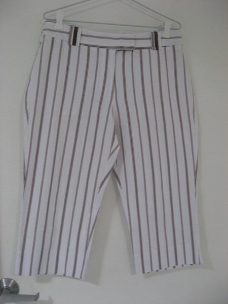 LIZ JORDAN WHITE/BROWN STRIPED LONG SHORTS WITH ZIP FRONT SIZE 10
