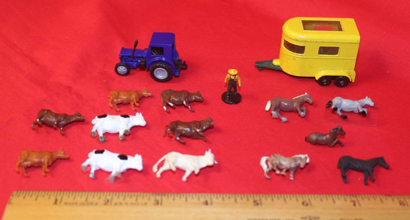 Farmer, Tractor, Horse Trailer & Animals - Lot of 13 Cattle & Horses - HO