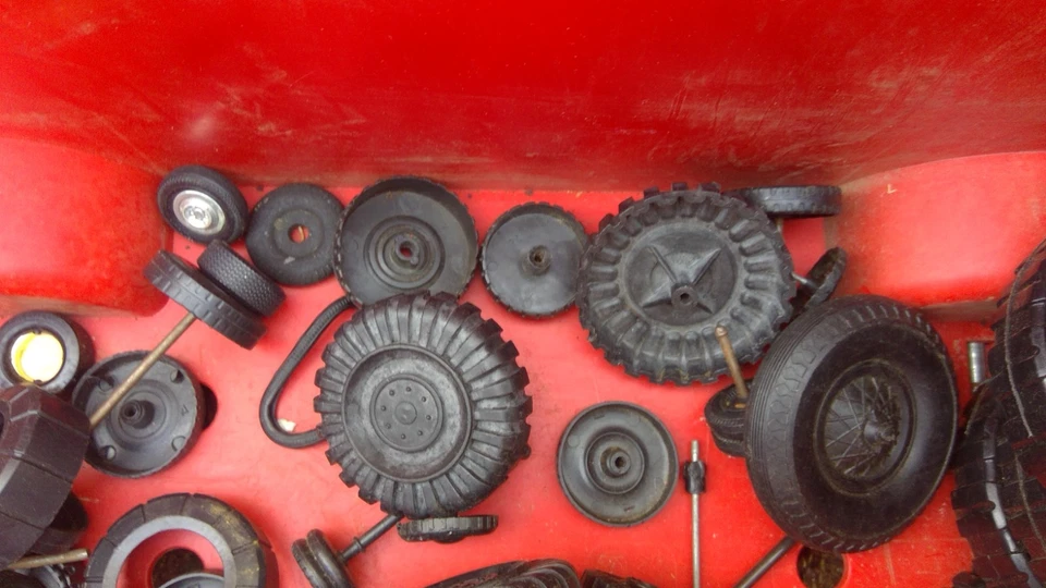 GRAN Lote de Ruedas de Coche/Camión de Juguete Vintage Años 60 70, Piezas de Eje Neumáticos SCHUCO TONKA Foto 4 de 4