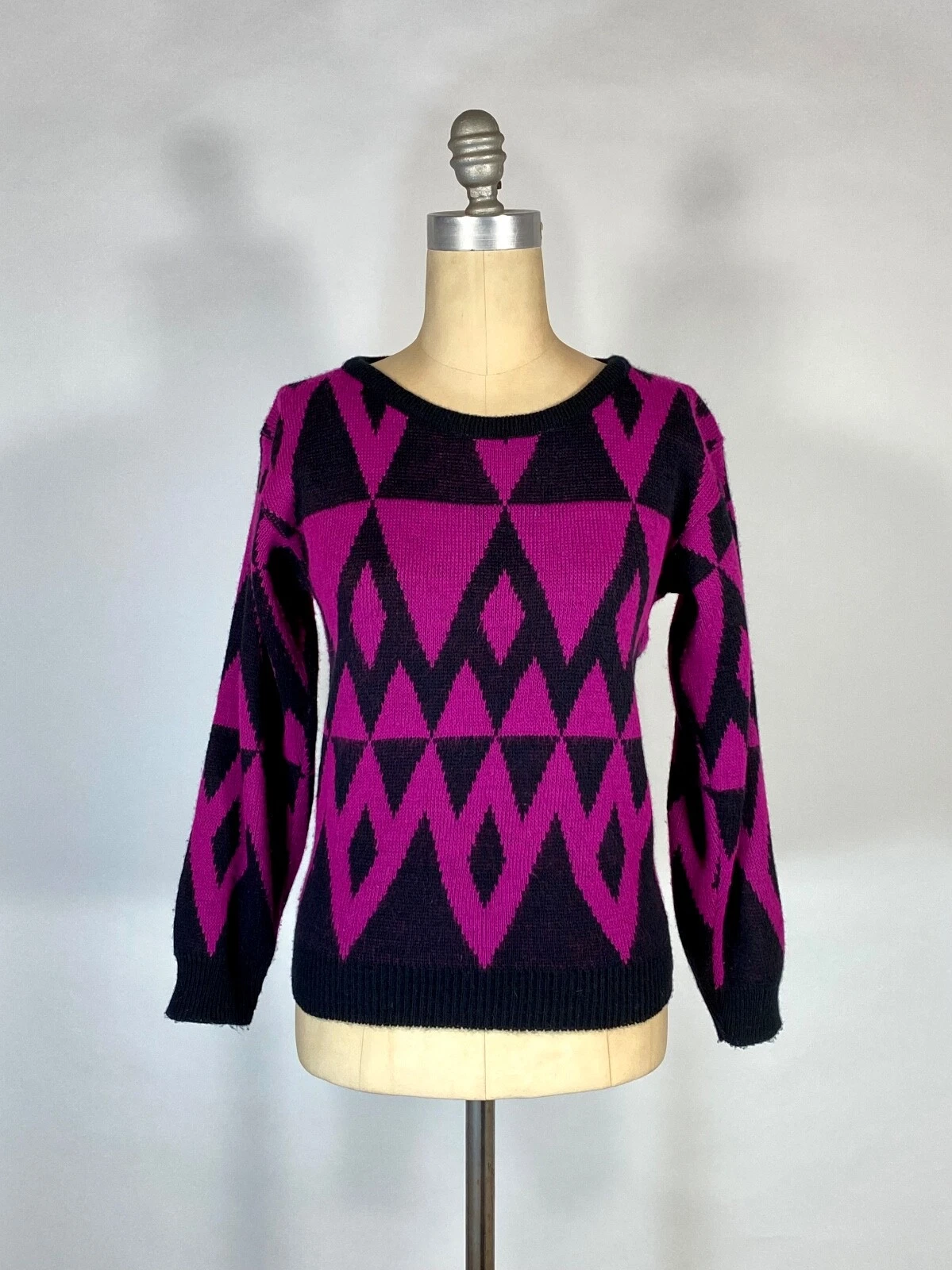 Vintage 1980's DYNAMIC geometric pattern black & magenta acrylic sweater sz. S/M